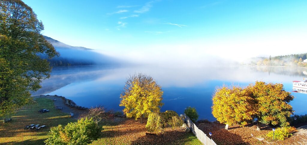 Lake Titisee in early morning mist